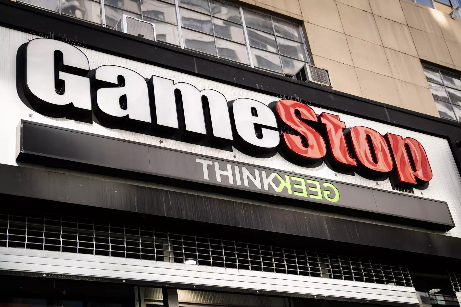 WRAPUP 2-GameStop shares halt slide after Robinhood lifts trading curbs - Latest News