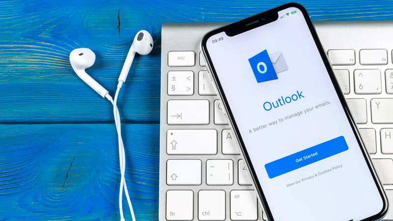 How to schedule events in Outlook on web